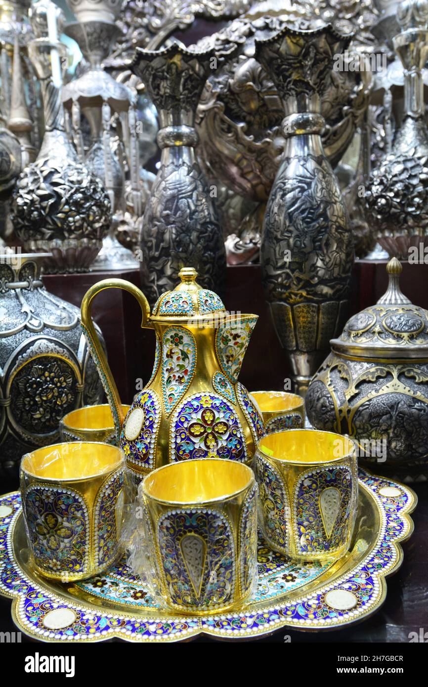 IRAN.ISPAHAN.ESPAHAN.OBJETS EN ARGENT ET EN ÉMAIL DANS LE SOUK DE HASHT BEHESHT Banque D'Images