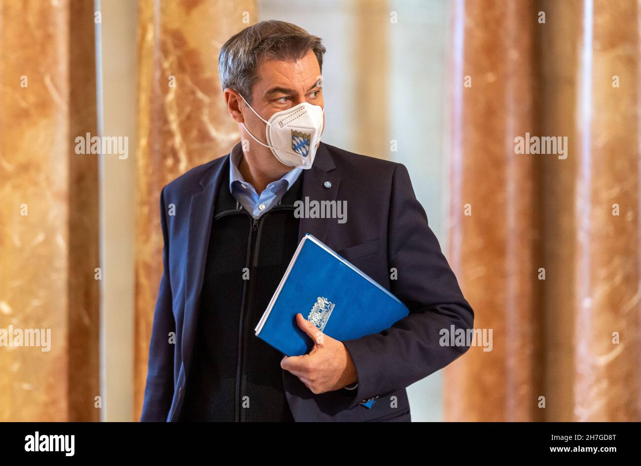 Munich, Allemagne.23 novembre 2021.Markus Söder (CSU), Premier ministre de Bavière, se rend à son siège avant le début de la réunion du cabinet bavarois.Entre autres choses, le cabinet veut discuter de règles Corona plus strictes.Credit: Peter Kneffel/dpa/Alay Live News Banque D'Images