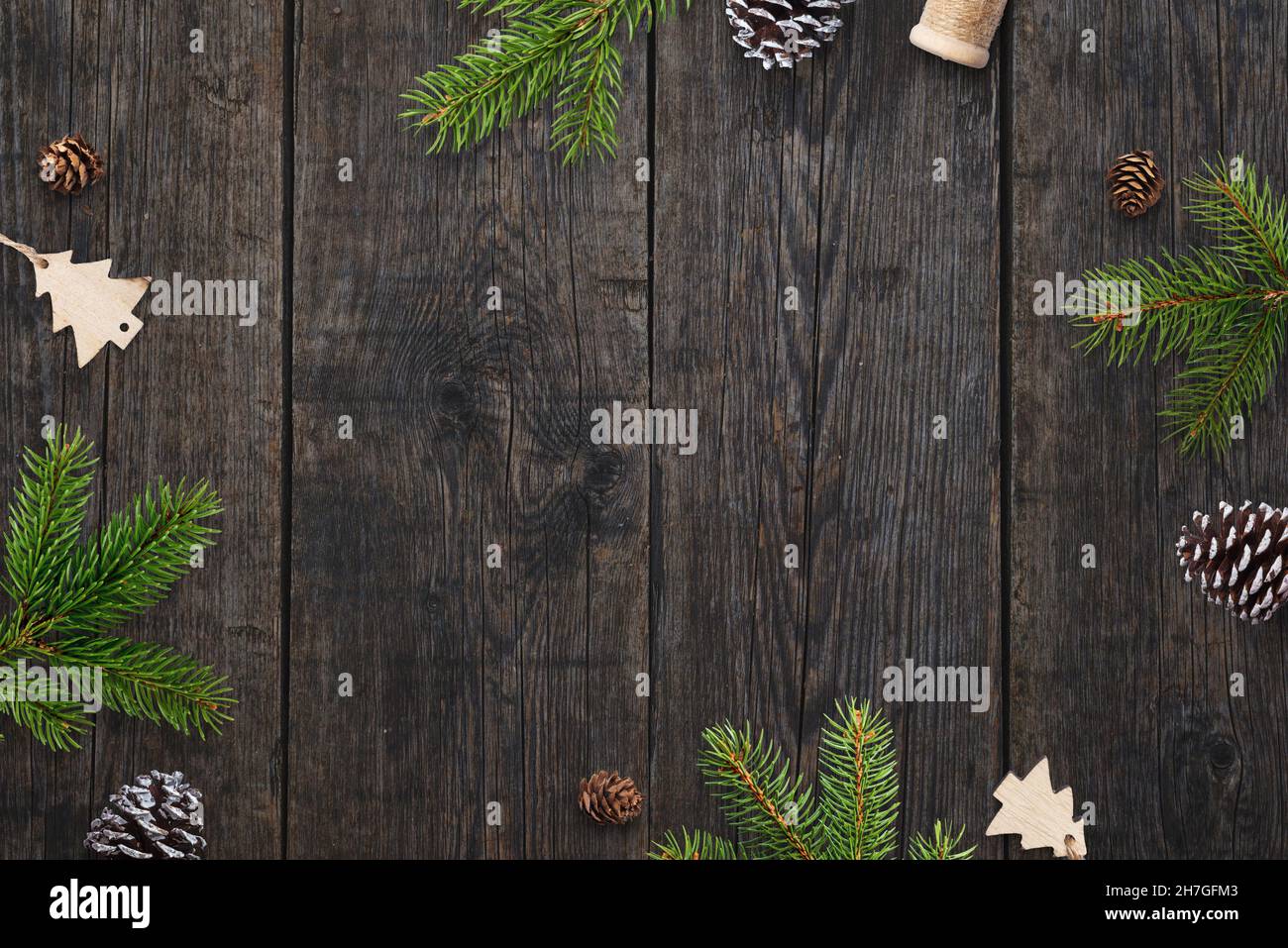 Fond de carte de vœux de Noël avec décorations de Noël sur table en bois sombre.Vue de dessus, composition de la pose à plat Banque D'Images