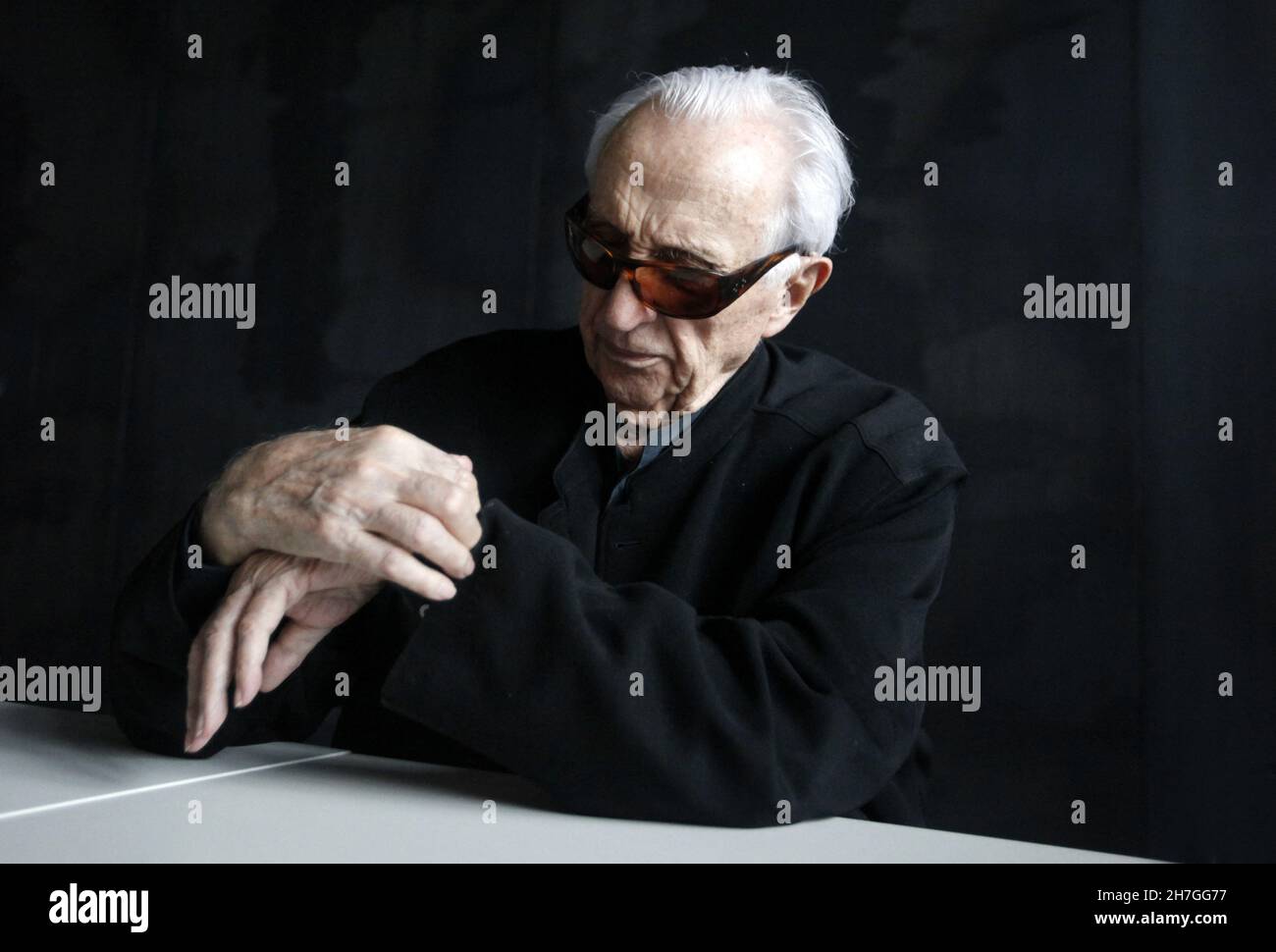 Photo du dossier - l'artiste français Pierre Soulages pose devant l'un de ses tableaux au musée qui porte son nom le 28 mai 2014 à Rodez,France.le Musée est dédié à l'œuvre du peintre français, du sculpteur et de l'anteur Pierre Soulages (né en 1919), et plus de 500 œuvres et documents sont exposés pour l'exposition 'Pierre Soulages' peintures Outenoir'. Le musée est ouvert au visiteur le 31,2014 mai.- le 16 novembre 2021 à New York, un tableau de l'artiste Pierre Soulages a brisé son propre record de ventes aux enchères avec une vente de 20,14 millions de dollars.Photo de Patrick Aventurier/ABACAPRESS.COM Banque D'Images