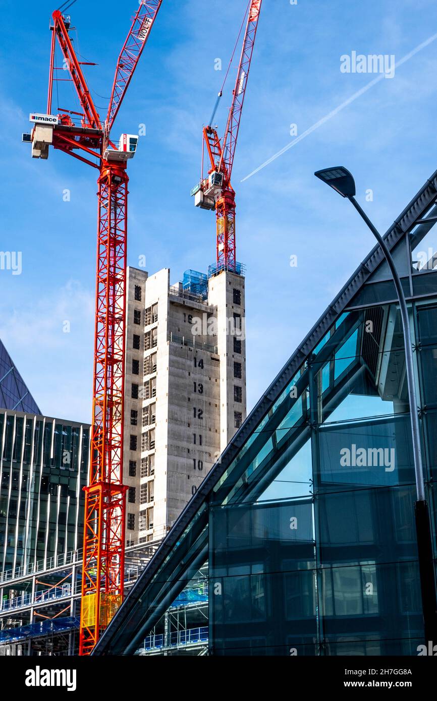 Victoria Westminster Londres Angleterre Royaume-Uni, novembre 7 2021, deux grues de la tour Rouge travaillent sur Un nouveau site de construction de blocs de la tour de haute construction Banque D'Images