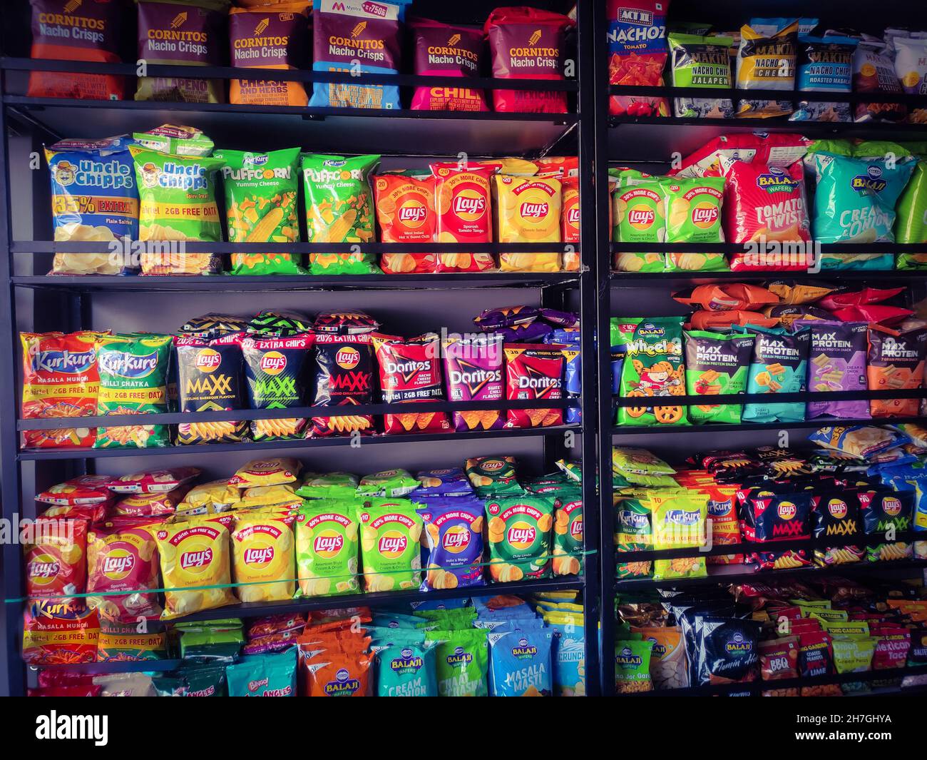 BILASPUR, INDE - 26 octobre 2021 : un bouquet de frites emballées dans un magasin de collations salées à Bilaspur, Chhattisgarh, Inde Banque D'Images
