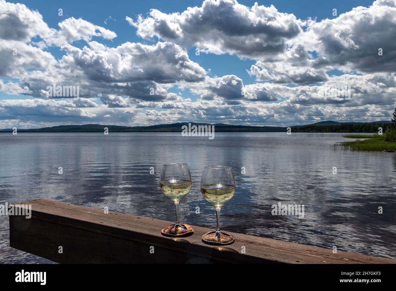 Deux verres à vin sur la rampe du lac Siljan près de Sollerön, Dalarna, Suède Banque D'Images