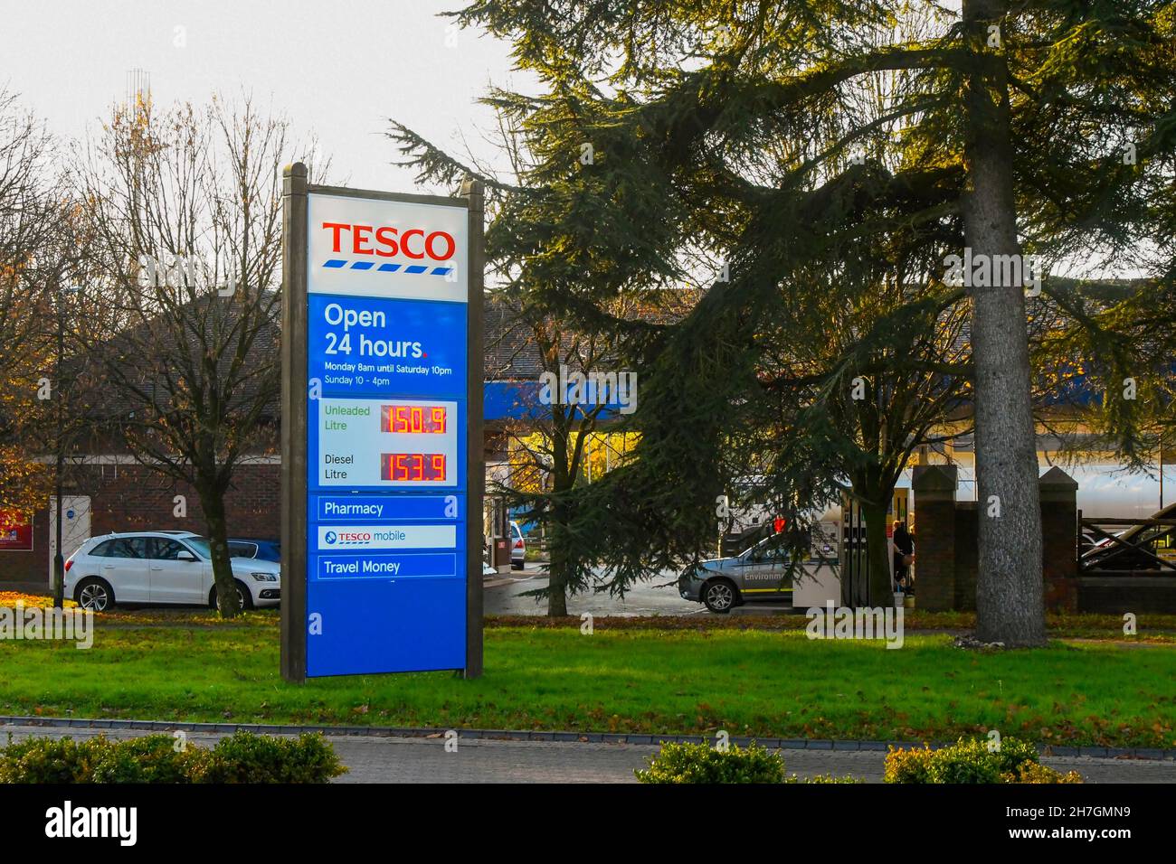 Dorchester, Dorset, Royaume-Uni.23 novembre 2021.Les prix du carburant augmentent à nouveau.Le panneau de la station-service du supermarché Tesco de Dorchester à Dorset indique le prix de l'essence sans plomb à 150.9p par litre et du diesel à 153.9p par litre.Crédit photo : Graham Hunt/Alamy Live News Banque D'Images