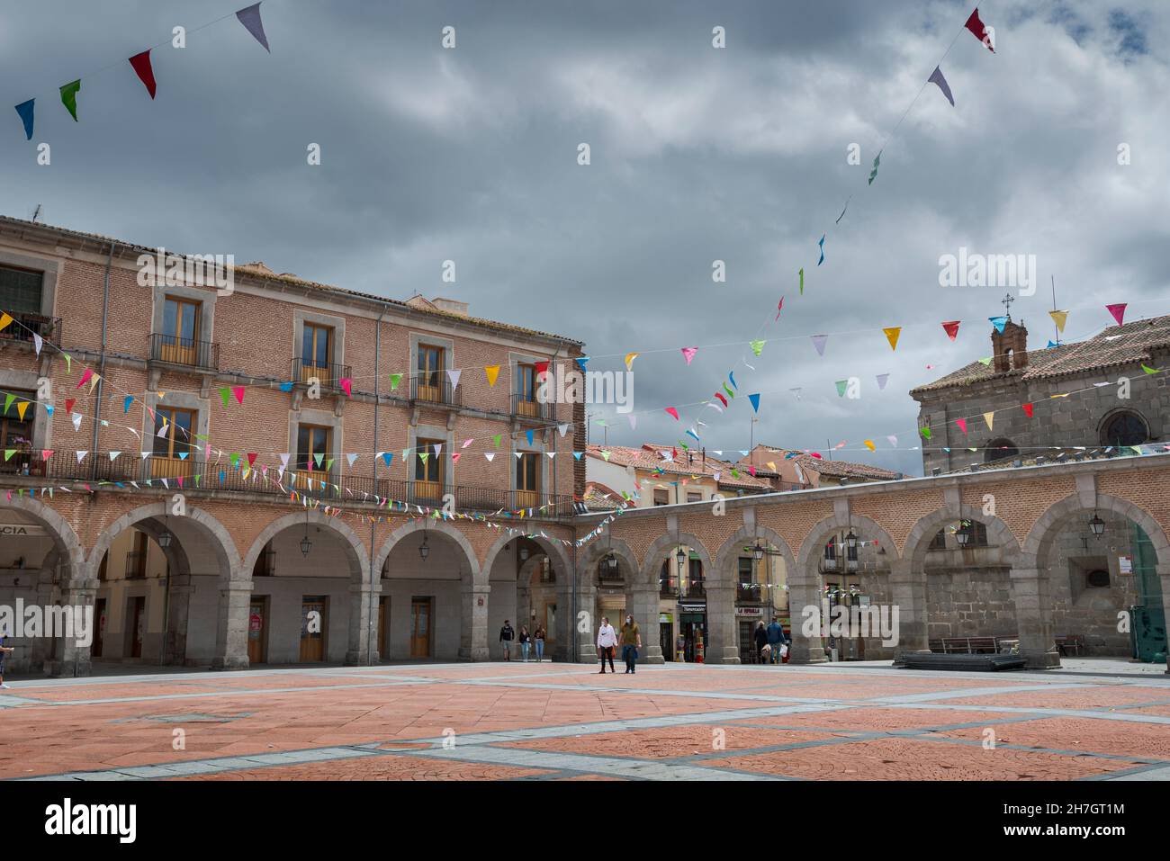 AVILA, ESPAGNE – 20 JUIN 2021 : vues sur la place Mercado Chico, un endroit célèbre dans la ville d'Avila Banque D'Images