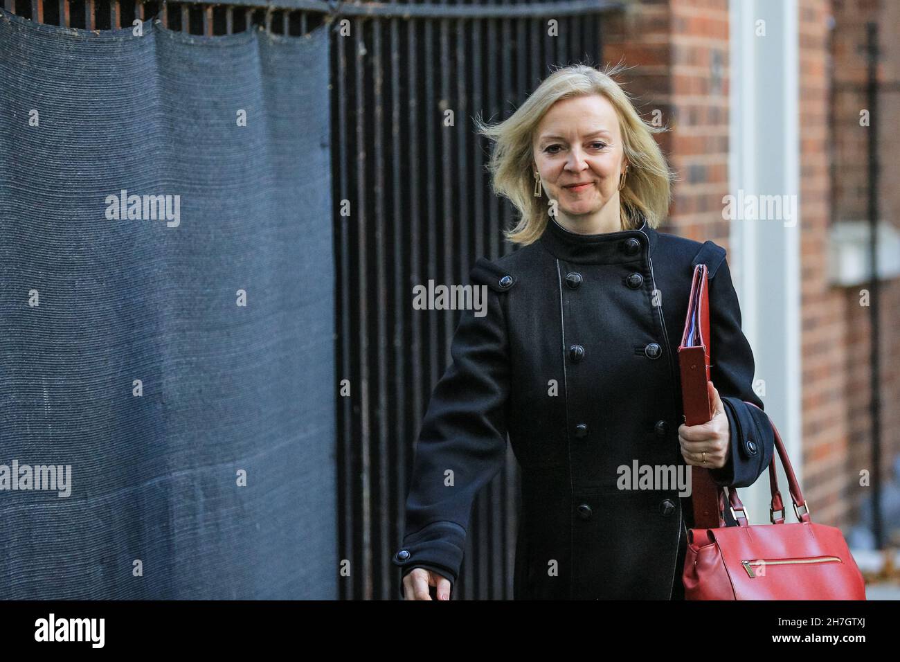 Downing Street, Londres, Royaume-Uni.23 novembre 2021.Liz (Elizabeth) Truss, député, secrétaire aux Affaires étrangères.Les ministres quittent aujourd'hui la réunion du Cabinet à Downing Street.Credit: Imagetraceur/Alamy Live News Banque D'Images