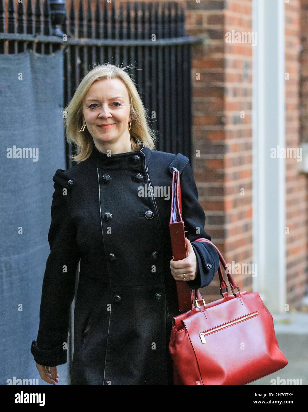 Downing Street, Londres, Royaume-Uni.23 novembre 2021.Liz (Elizabeth) Truss, député, secrétaire aux Affaires étrangères.Les ministres quittent aujourd'hui la réunion du Cabinet à Downing Street.Credit: Imagetraceur/Alamy Live News Banque D'Images