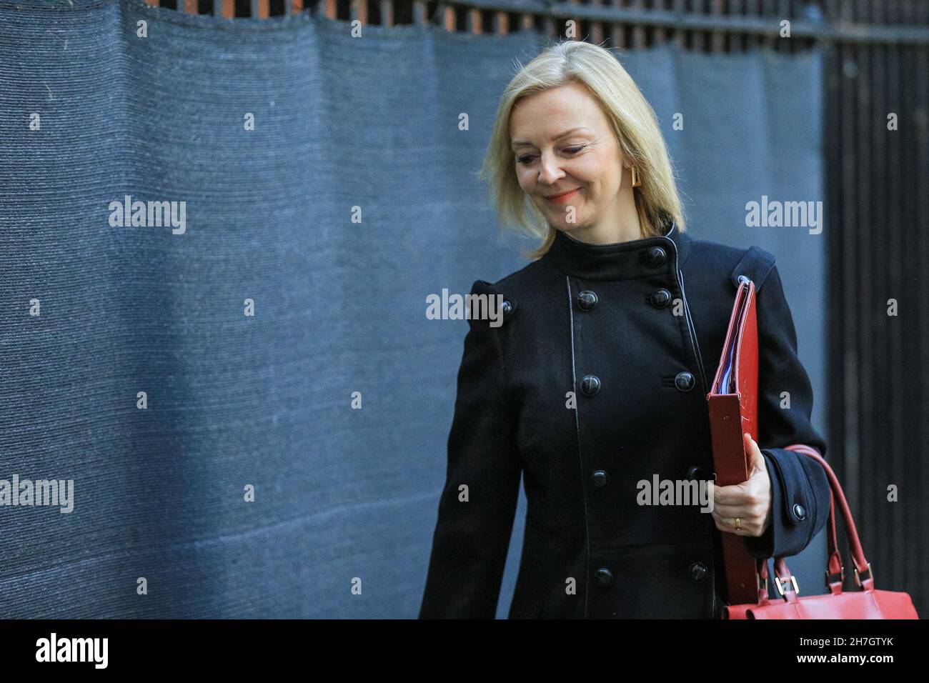 Downing Street, Londres, Royaume-Uni.23 novembre 2021.Liz (Elizabeth) Truss, député, secrétaire aux Affaires étrangères.Les ministres quittent aujourd'hui la réunion du Cabinet à Downing Street.Credit: Imagetraceur/Alamy Live News Banque D'Images
