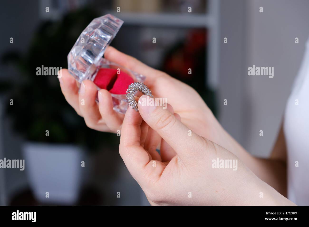 Anneau de massage pour les doigts dans les mains de femme gros plan.Su Jok thérapie, diagnostic et traitement des maladies, acupuncture et acupression. Banque D'Images