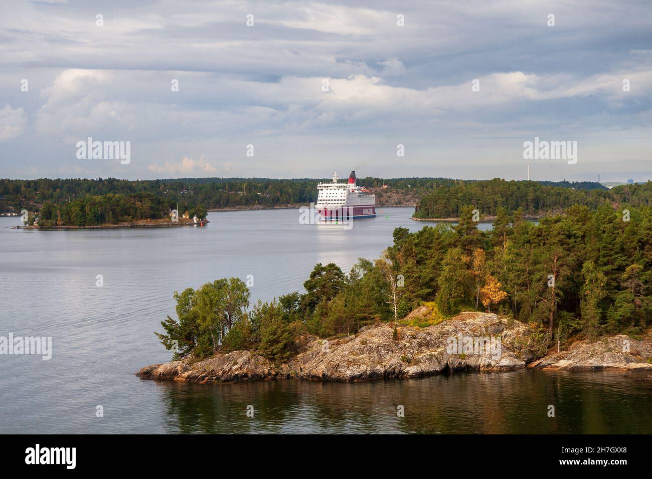 Stockholm, Suède - le ferry de croisière Viking Line passe le fairway entre les îles de l'archipel de Stockholm Banque D'Images