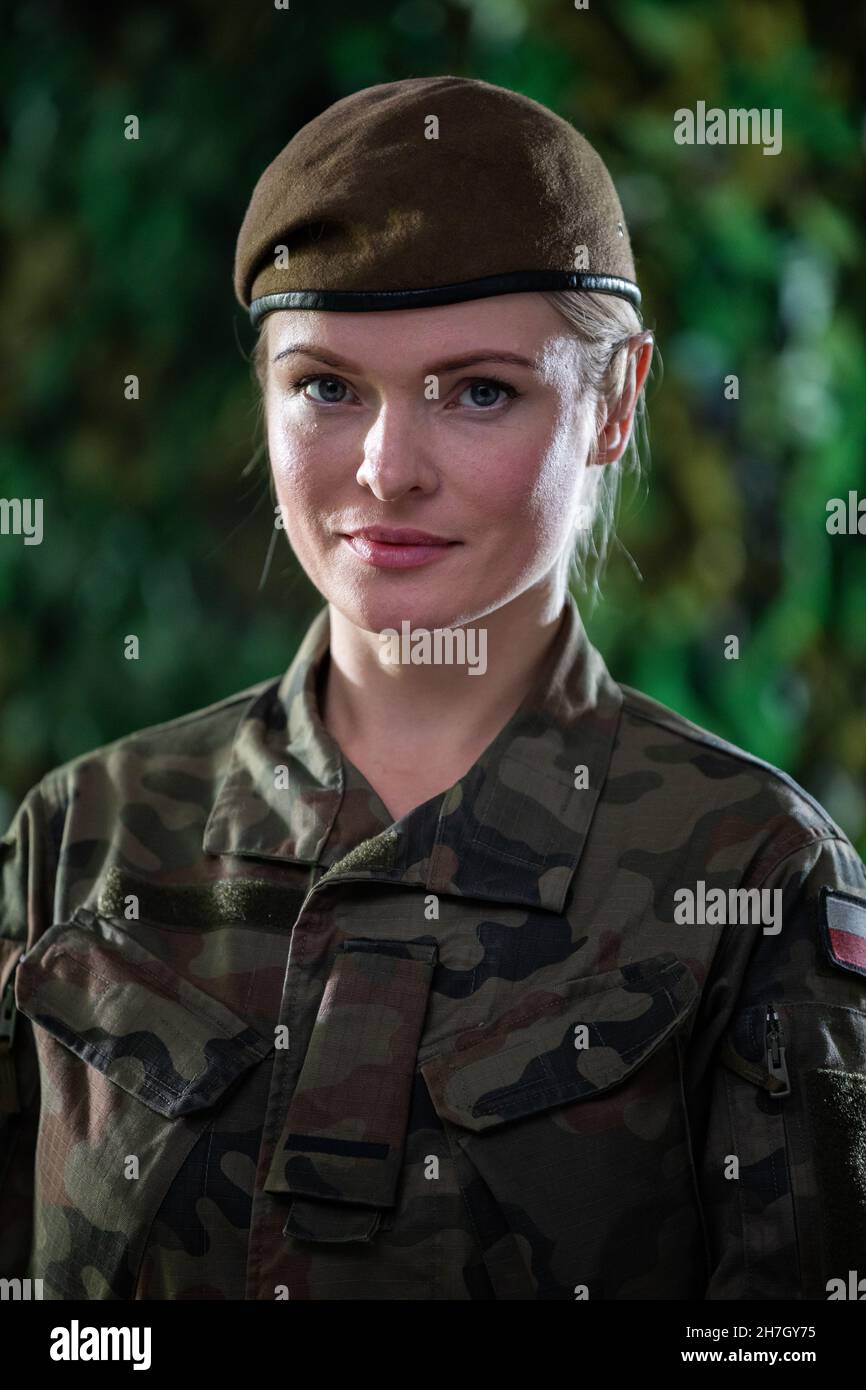Portrait d'une jeune femme soldat dans des vêtements militaires pendant son  service Photo Stock - Alamy