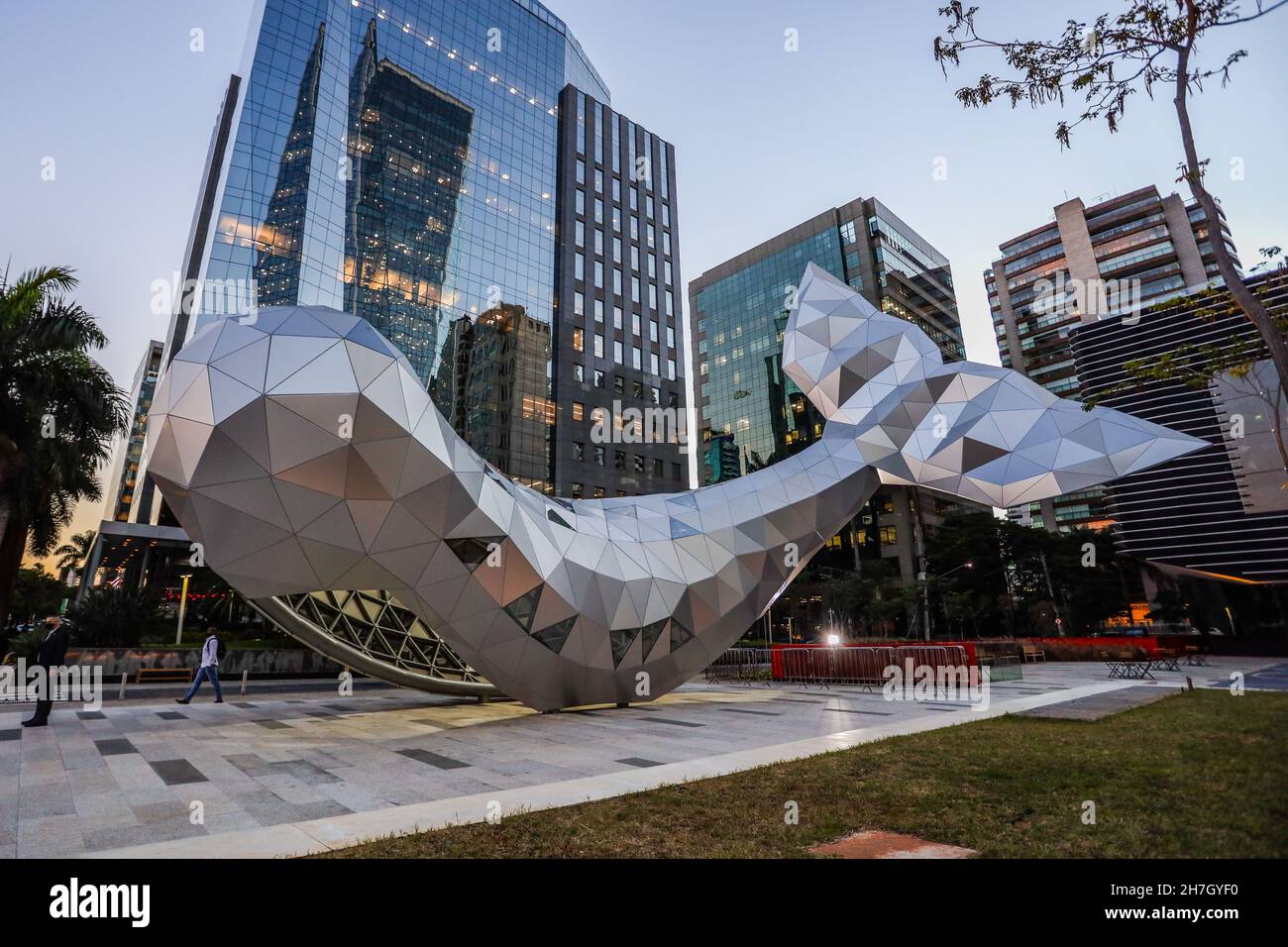 Sao Paulo, Brésil.22 novembre 2021.Une sculpture en forme de baleine métallique mesurant 20 mètres de long est installée sur l'Avenida Faria Lima, dans la ville de São Paulo.La sculpture a coûté 2 millions de reais une des attractions de la nouvelle place culturelle inaugurée par le bâtiment B32.(Photo: Vanessa Carvalho/Brazil photo Press) Credit: Brazil photo Press/Alay Live News Banque D'Images