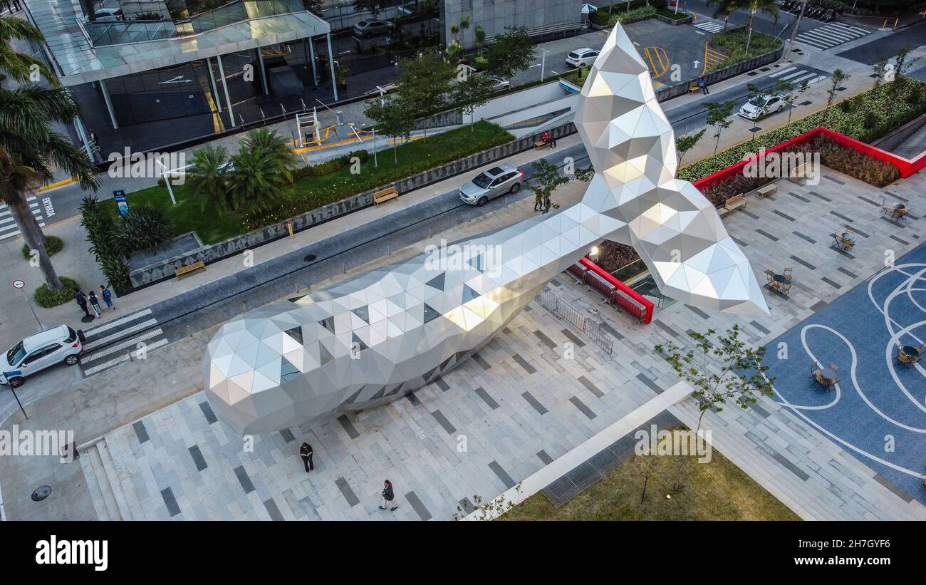 Sao Paulo, Brésil.22 novembre 2021.Une sculpture en forme de baleine métallique mesurant 20 mètres de long est installée sur l'Avenida Faria Lima, dans la ville de São Paulo.La sculpture a coûté 2 millions de reais une des attractions de la nouvelle place culturelle inaugurée par le bâtiment B32.(Photo: Vanessa Carvalho/Brazil photo Press) Credit: Brazil photo Press/Alay Live News Banque D'Images