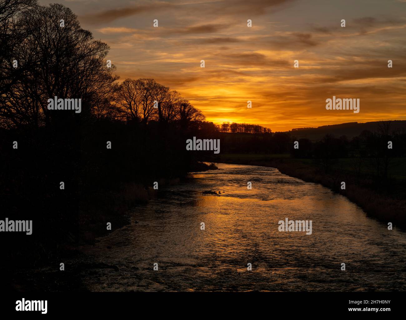 Coucher de soleil sur le Ribble à Clitheroe, Lancashire, Royaume-Uni Banque D'Images