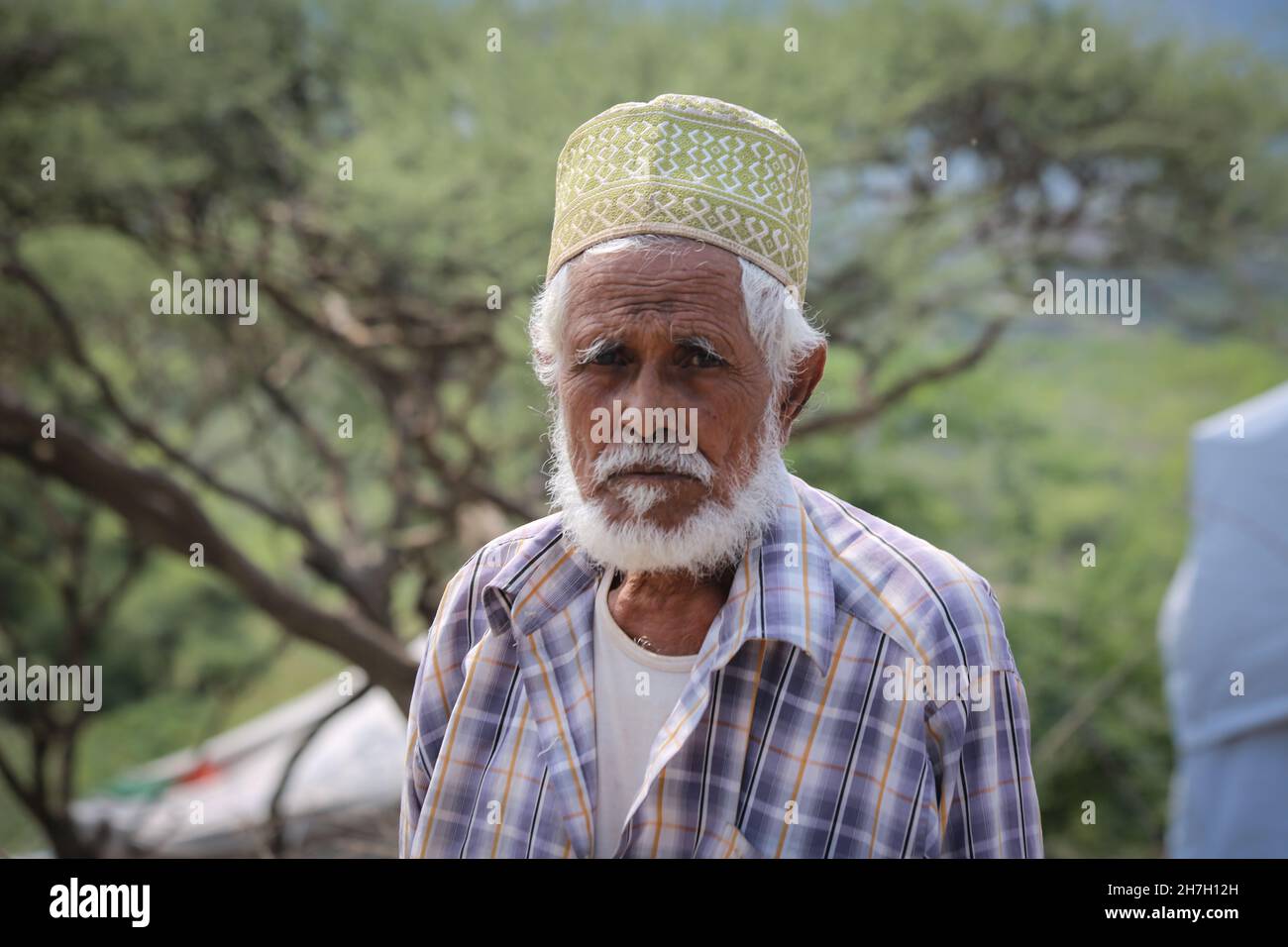 Taiz, Yémen- 08 octobre 2021 : un homme âgé vit avec sa famille dans un camp pour les déplacés fuyant la guerre au Yémen, Taiz Banque D'Images