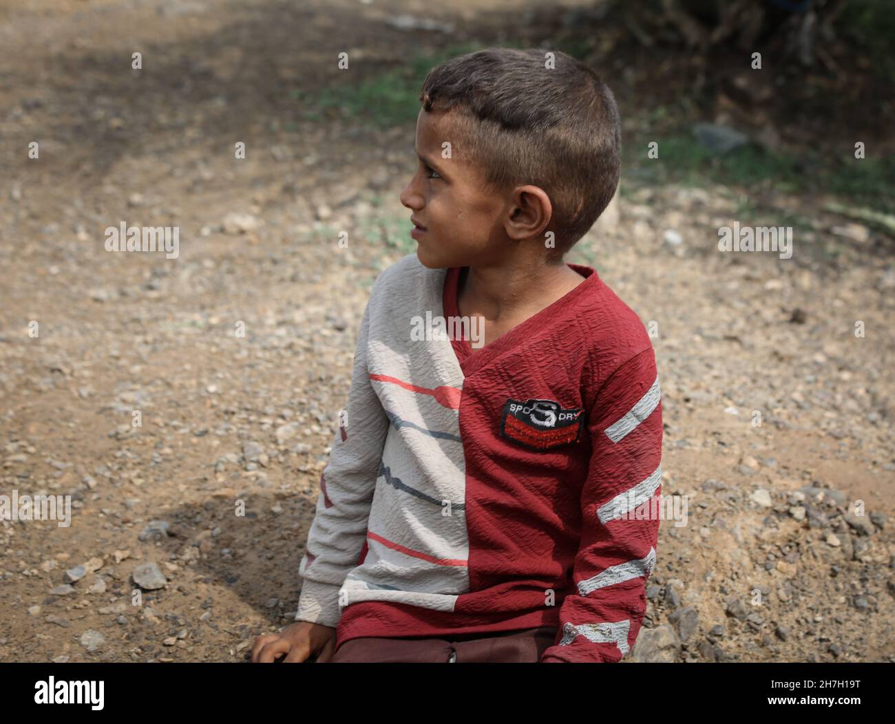 Taiz, Yémen- 08 octobre 2021 : Un enfant triste dans un camp pour personnes déplacées de la guerre au Yémen, Taiz Banque D'Images