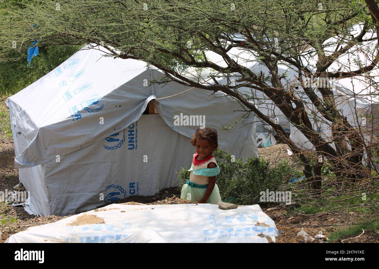 Taiz, Yémen- 08 octobre 2021 : Un enfant triste dans un camp pour personnes déplacées de la guerre au Yémen, Taiz Banque D'Images