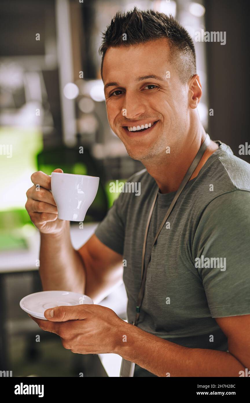 Employé de bureau ayant un café pendant une pause café Banque D'Images