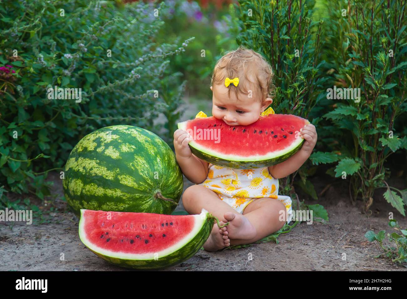 L Enfant Mange De La Pasteque En Ete Mise Au Point Selective Bebe Photo Stock Alamy