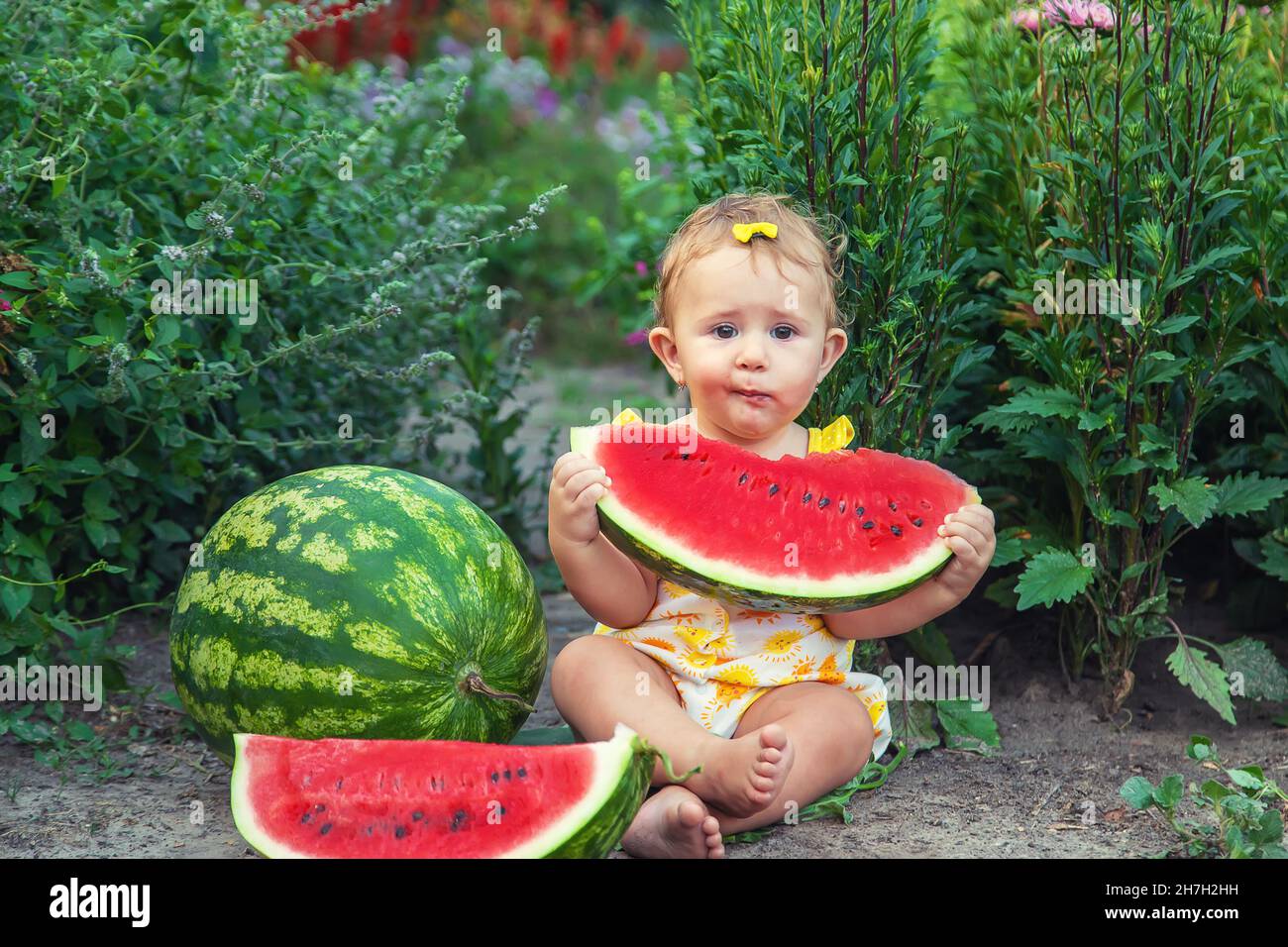 L Enfant Mange De La Pasteque En Ete Mise Au Point Selective Bebe Photo Stock Alamy