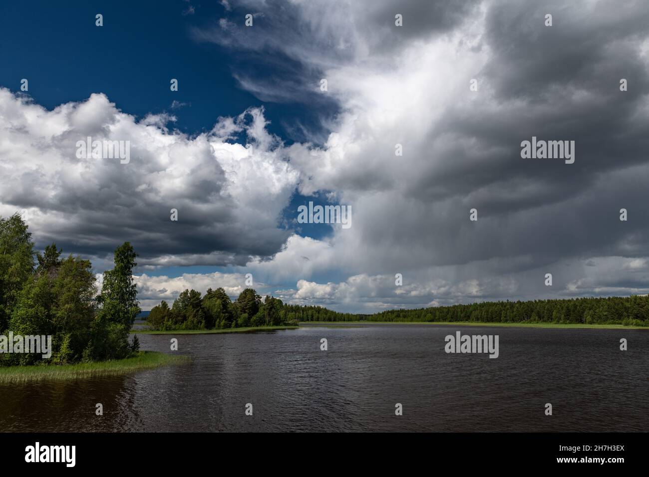 Averses de pluie et nuages sombres sur un lac à Bramabo, Dalarna, Suède Banque D'Images