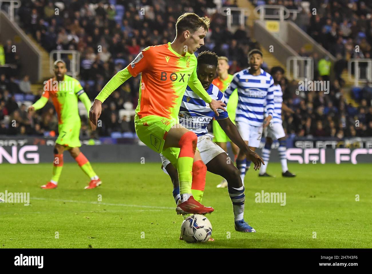 LECTURE, GBR.20 NOV James Garner de Nottingham Forest pendant le match de championnat Sky Bet entre Reading et Nottingham Forest au Select car Leasing Stadium, Reading le samedi 20 novembre 2021.(Crédit : Jon Hobley | MI News) Banque D'Images