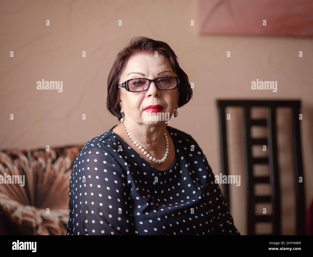 portrait d'une femme de soixante-dix ans dans un appartement Banque D'Images