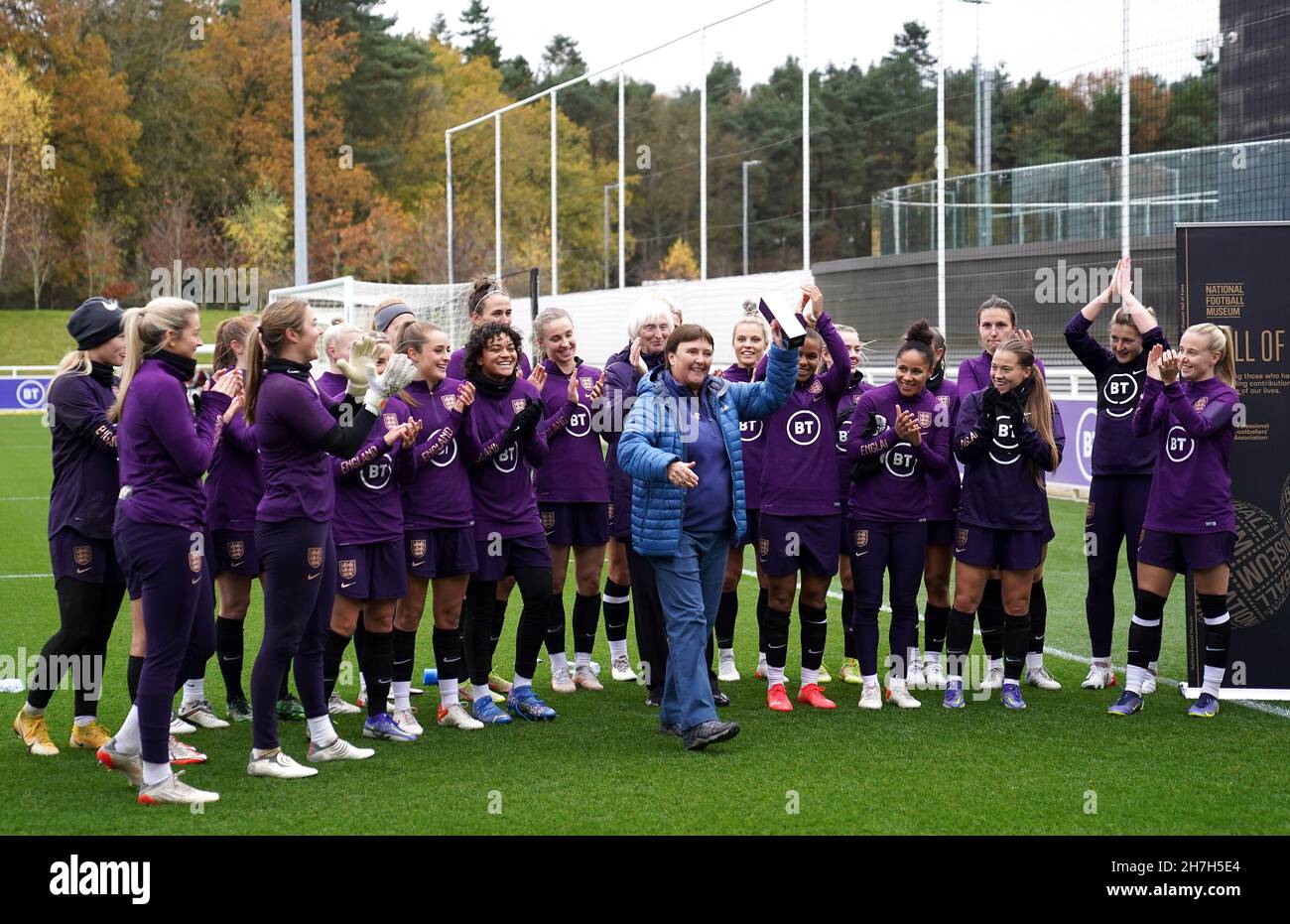 Carol Thomas, ancienne joueuse d'Angleterre (au centre), et les joueurs d'Angleterre après avoir été intronisée au English football Hall of Fame lors d'une séance d'entraînement au St George's Park, Burton Upon Trent.Date de la photo: Mardi 23 novembre 2021. Banque D'Images