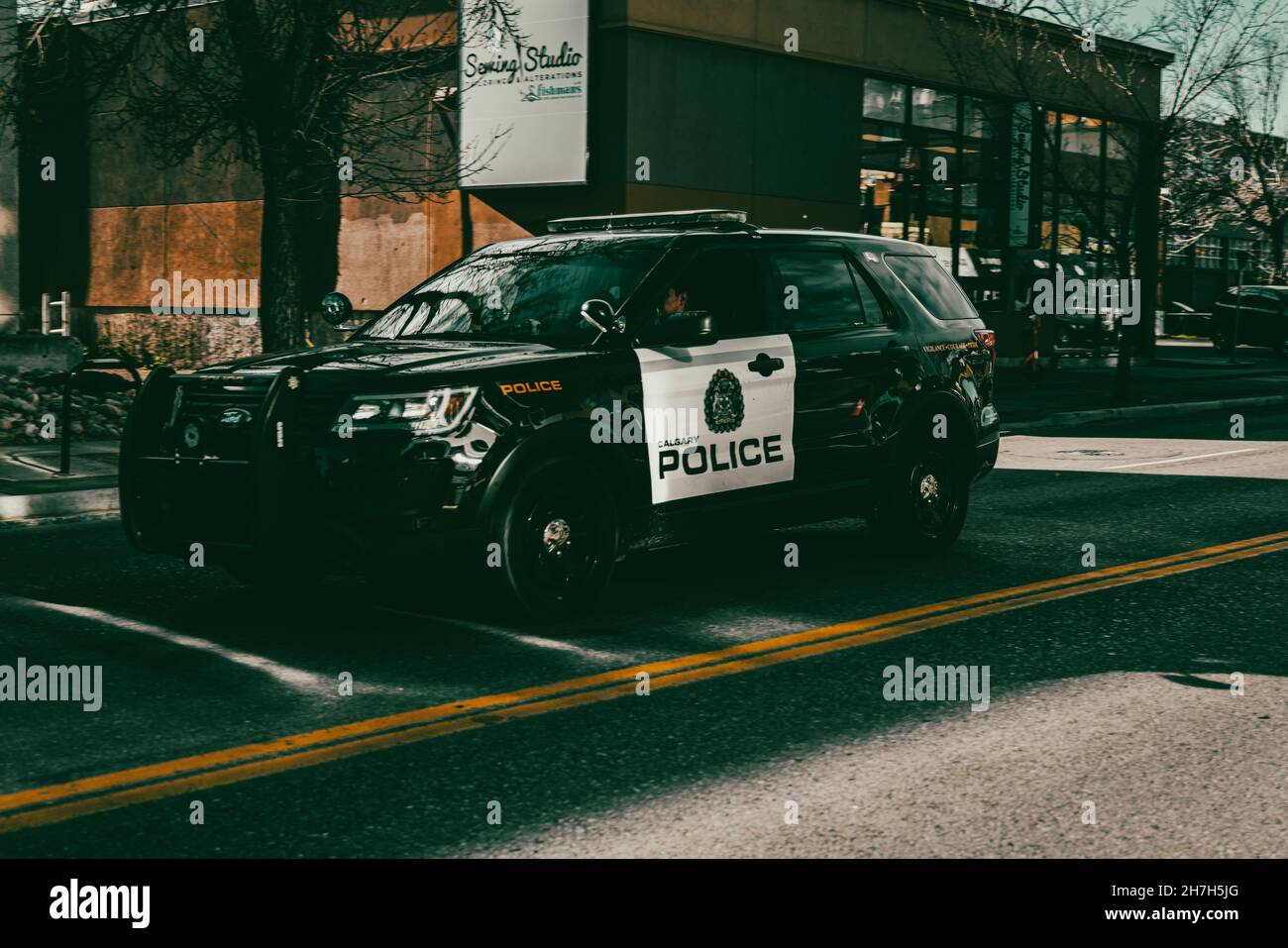 CALGARY, CANADA - le 26 octobre 2021 : une voiture de police fait des croisières et descend le long de la route marquée Ford Explorer sur la 17e Avenue Sud-Ouest à Calgary, Alberta, Canada Banque D'Images