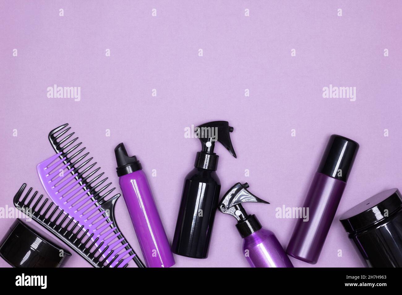 Produits de soin et de coiffage avec sabots sur fond violet.Copier l'espace  Photo Stock - Alamy