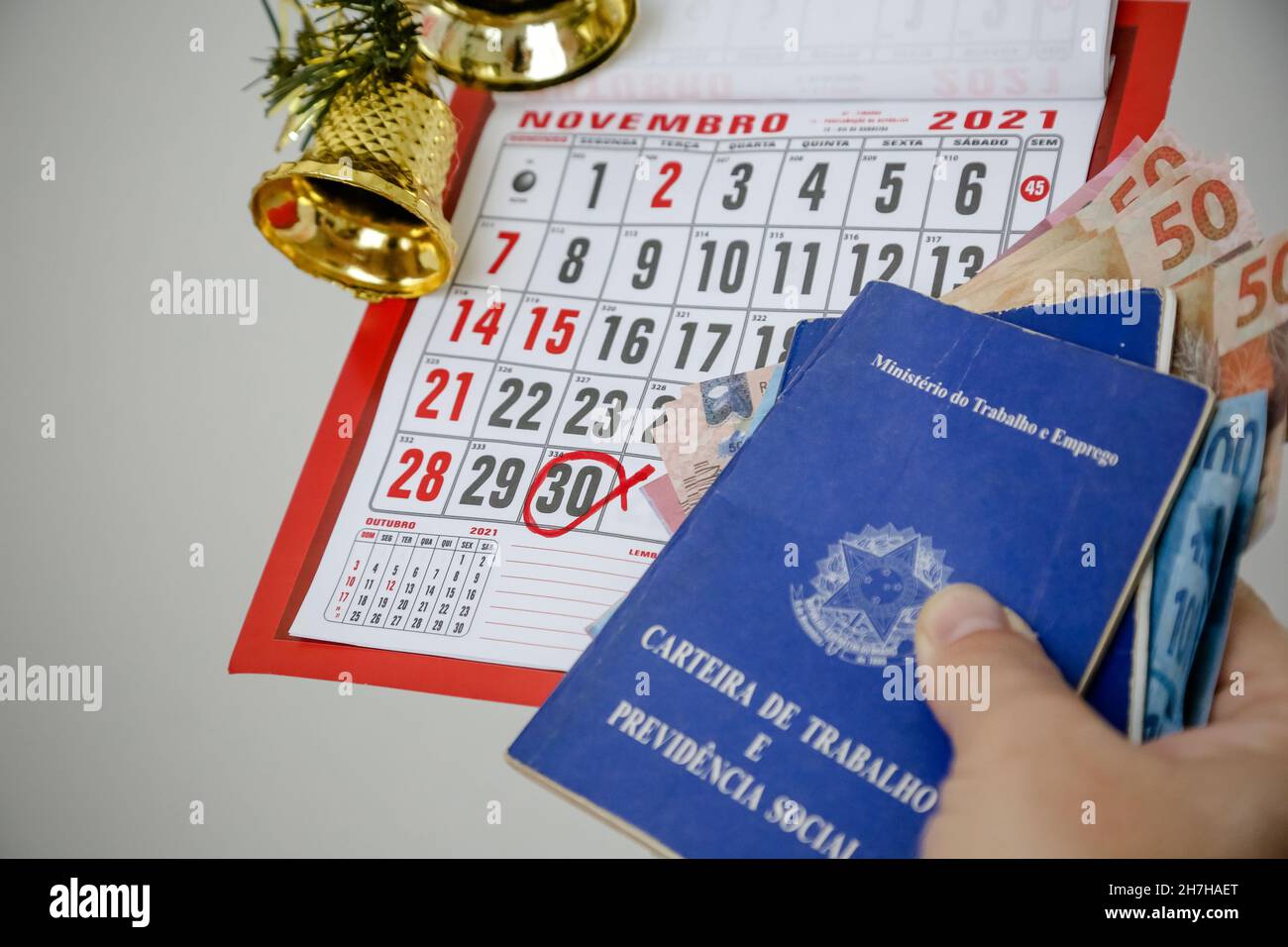 SÃO JOSÉ DOS CAMPOS, SP - 23.11.2021: PARCELA DO DÉCIMO TERCEIRO SALÁRIO 2021 - l'argent supplémentaire de fin d'année arrive.La première tranche du treizième salaire doit être versée au plus tard le 30 novembre.Le treizième est une obligation pour tous les employeurs qui ont des employés embauchés en vertu du modèle de la CLT, c'est-à-dire, avec un contrat officiel, qui ont travaillé pendant au moins 15 jours au cours de l'année et qui n'ont pas été licenciés pour juste cause.(Photo: Luis Lima Jr/Fotoarena) Banque D'Images