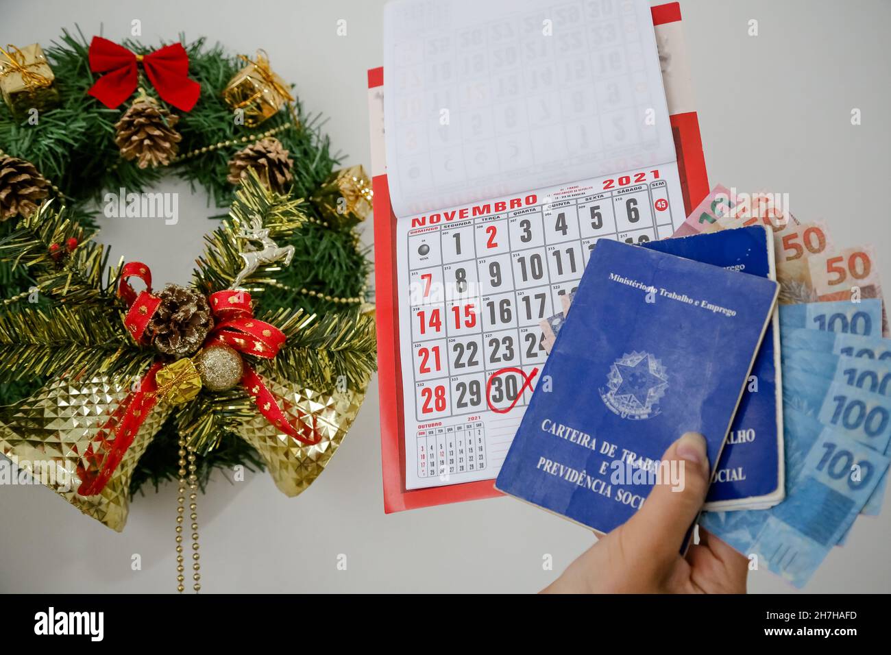 SÃO JOSÉ DOS CAMPOS, SP - 23.11.2021: PARCELA DO DÉCIMO TERCEIRO SALÁRIO 2021 - l'argent supplémentaire de fin d'année arrive.La première tranche du treizième salaire doit être versée au plus tard le 30 novembre.Le treizième est une obligation pour tous les employeurs qui ont des employés embauchés en vertu du modèle de la CLT, c'est-à-dire, avec un contrat officiel, qui ont travaillé pendant au moins 15 jours au cours de l'année et qui n'ont pas été licenciés pour juste cause.(Photo: Luis Lima Jr/Fotoarena) Banque D'Images