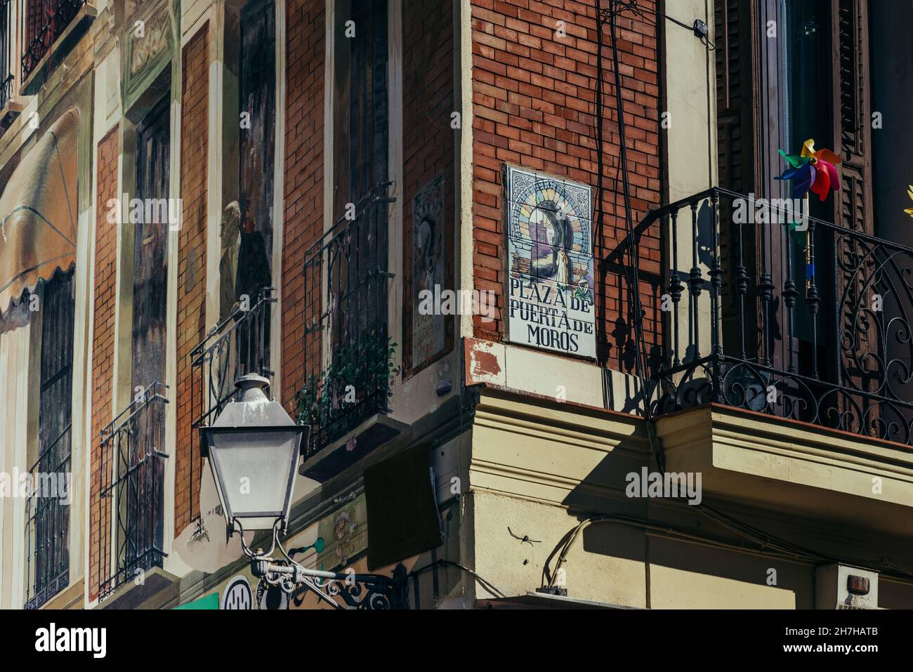 MADRID, ESPAGNE - 17 octobre 2021 : un panneau indiquant la rue Calle de Toledo à Madrid, Espagne Banque D'Images