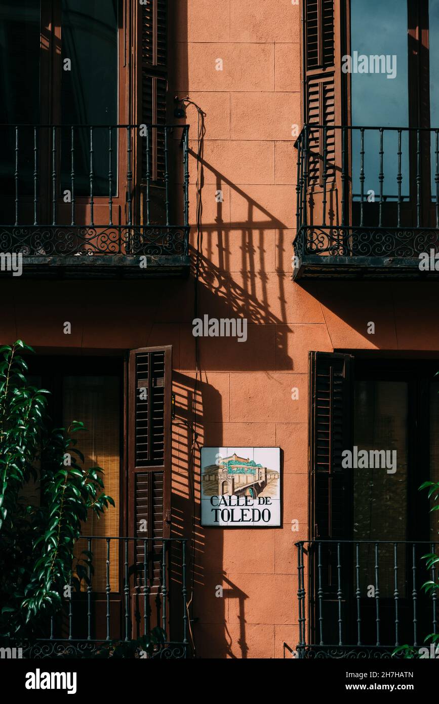 MADRID, ESPAGNE - 17 octobre 2021 : une photo verticale d'un panneau de rue vers la Calle de Toledo à Madrid, Espagne Banque D'Images