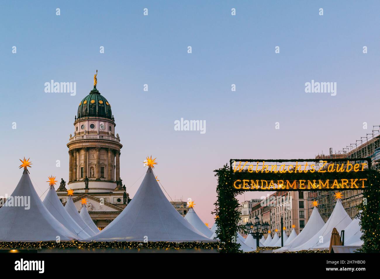 Le marché de Noël et Französischer Dom au Gendarmenmarkt à Berlin, Allemagne Banque D'Images