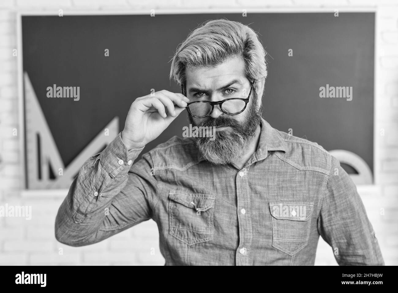 professeur de lunettes, professeur de babea. retour à l'école. développer la logique et la créativité. démarrer le moteur du cerveau. recherche physique. professeur de mathématiques au tableau noir Banque D'Images
