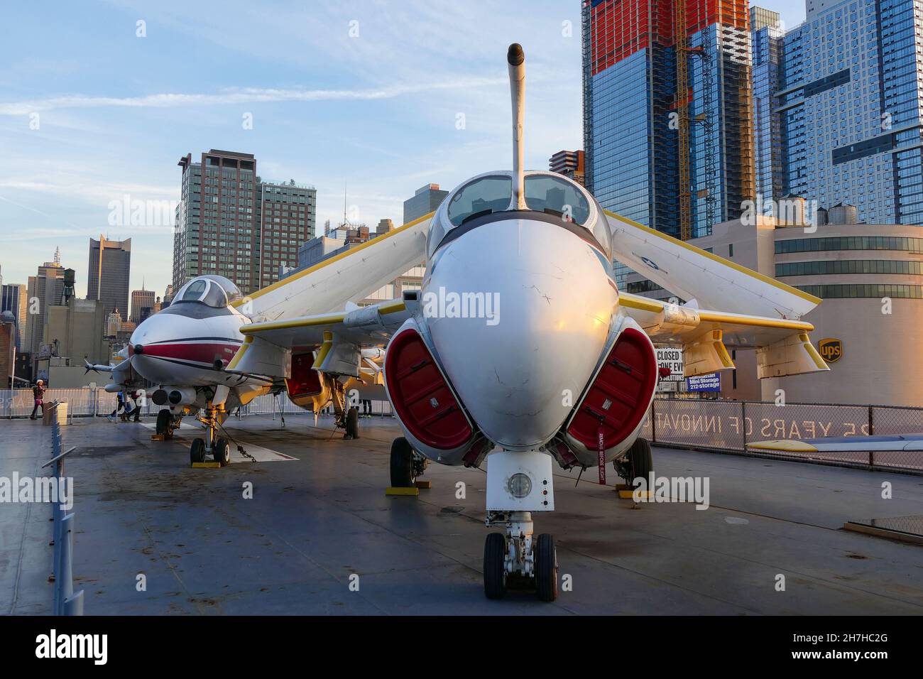 INTREPID SEA & SPACE MUSEUM PORTE-AVIONS FIGHTERAIRCRAFT GRUMMAN A-6 INTRUS GRUMMAN F-14 TOMCAT MANHATTAN NEW-YORK Banque D'Images