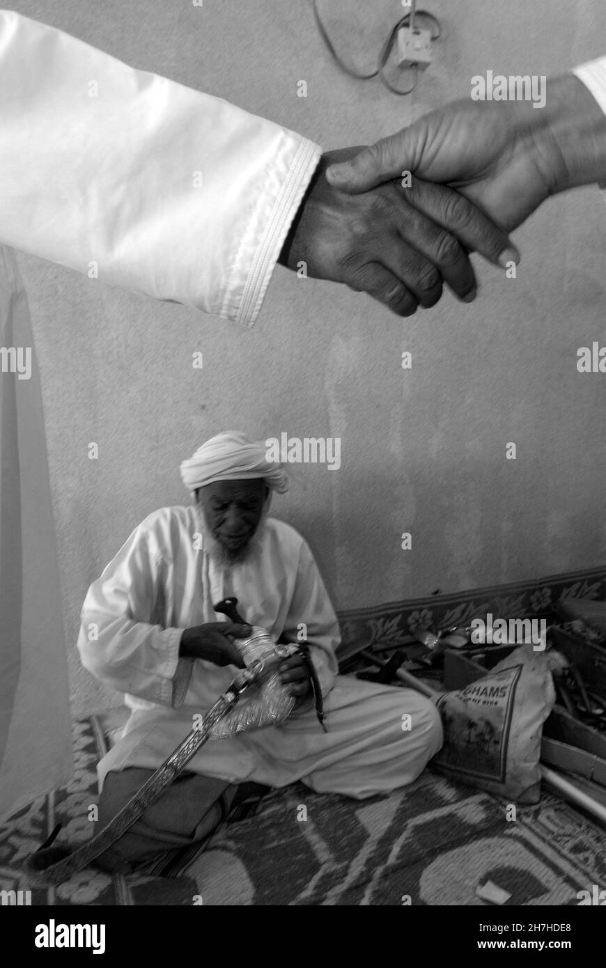 SULTANAT D'OMAN, BEDOUINS ET KHANJAR (KHANJAR EST LE TRADITIONNEL POIGNARD COURBE OMANAISE) Banque D'Images