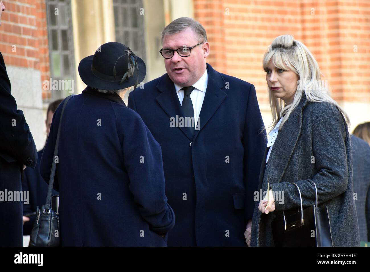 Londres, Royaume-Uni.23 novembre 2021.Ann Widdecombe salue Mark François et sa femme.Requiem pour le député de Sir David Amiss tenu à la cathédrale de Westminster.Credit: JOHNNY ARMSTEAD/Alamy Live News Banque D'Images