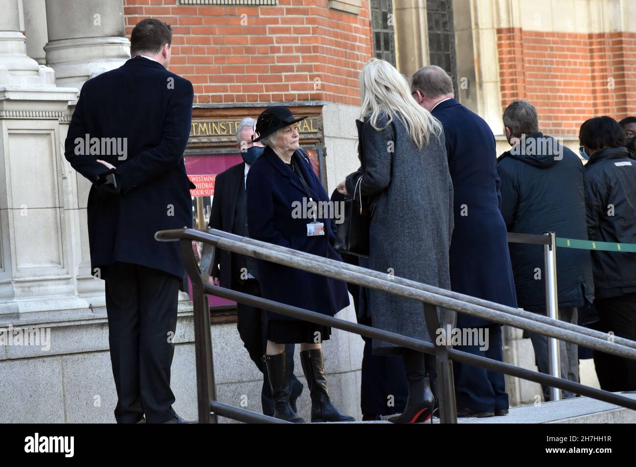 Londres, Royaume-Uni.23 novembre 2021.Ann Widdecombe salue Mark François et sa femme.Requiem pour le député de Sir David Amiss tenu à la cathédrale de Westminster.Credit: JOHNNY ARMSTEAD/Alamy Live News Banque D'Images