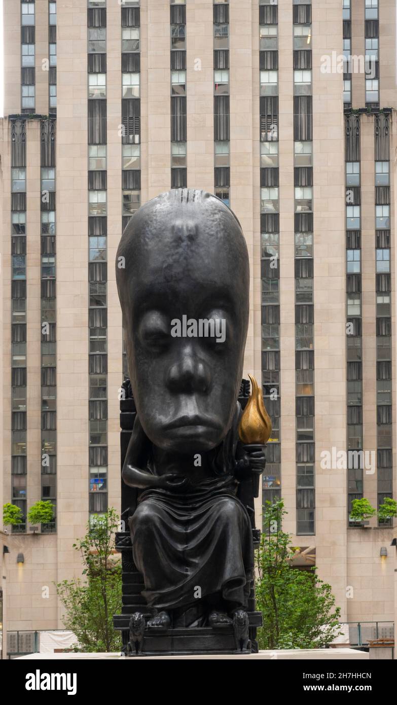 Sculpture Oracle par Sanford Biggers au Rockefeller Center plaza Manhattan NYC Banque D'Images