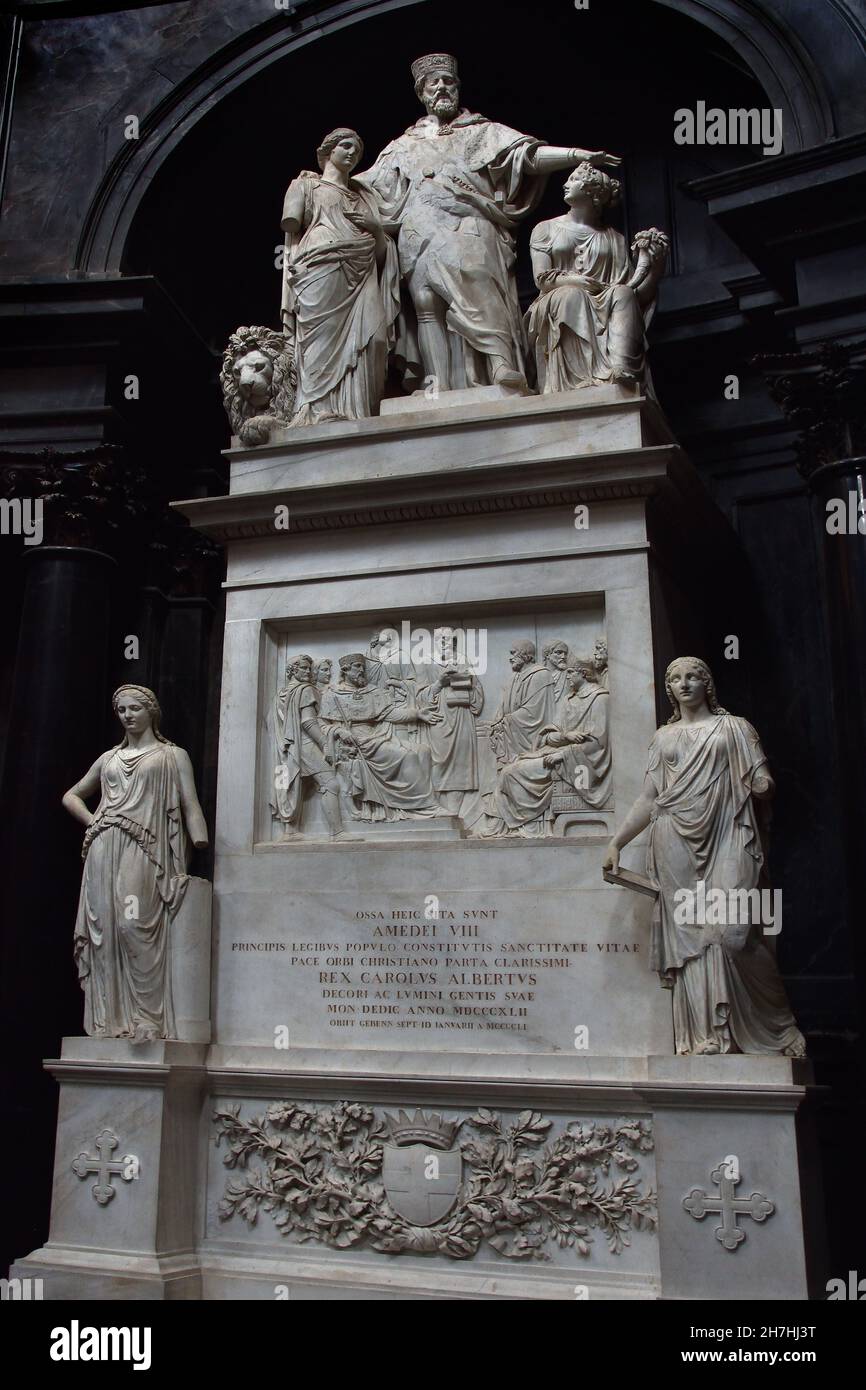 Monument funéraire à Amadeus VIII, Duc de Savoie 1837 - 1843 Tombeau Cappella della Sacra Sindone - Torino Palazzo Reale - Chapelle tombeau du Saint Shroud - Palais Royal de Turin, Italien, Italie ( conçu par l'architecte Guarino Guarini et construit à la fin du XVIIe siècle (1668–1694),Sous le règne de Charles Emmanuel II, duc de Savoie.La chapelle fut construite pour abriter le Shroud de Turin (Sindone di Torino), une relique religieuse que beaucoup croyaient être le sanctuaire de Jésus de Nazareth.) Banque D'Images