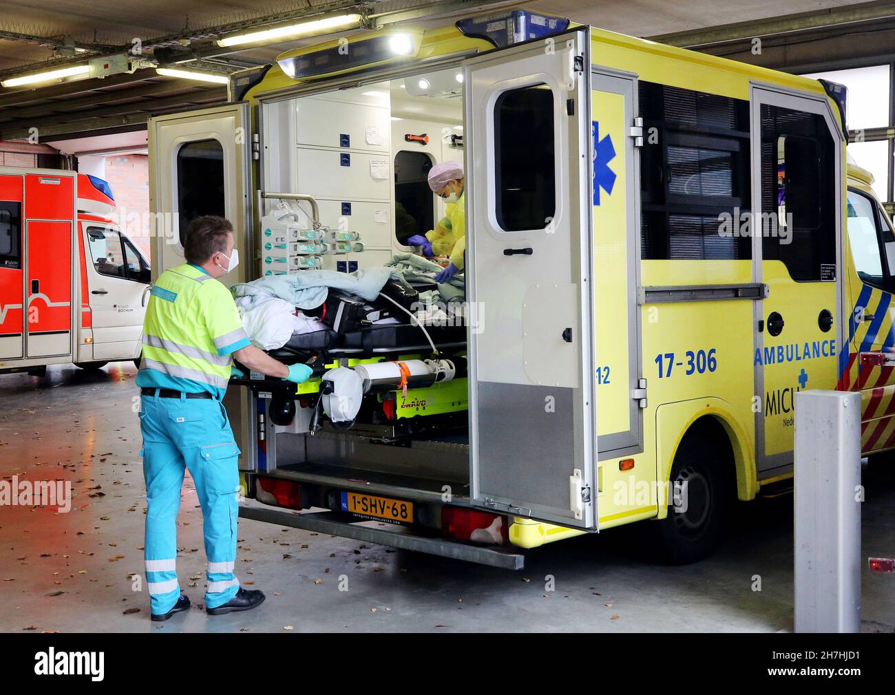 23 novembre 2021, Rhénanie-du-Nord-Westphalie, Bochum: L'équipage d'une ambulance hollandaise amène un patient Covid 19 de Rotterdam à l'hôpital universitaire BG de Bochum.Le patient avait été traité dans l'unité de soins intensifs de Rotterdam.Photo: Roland Weihrauch/dpa Banque D'Images