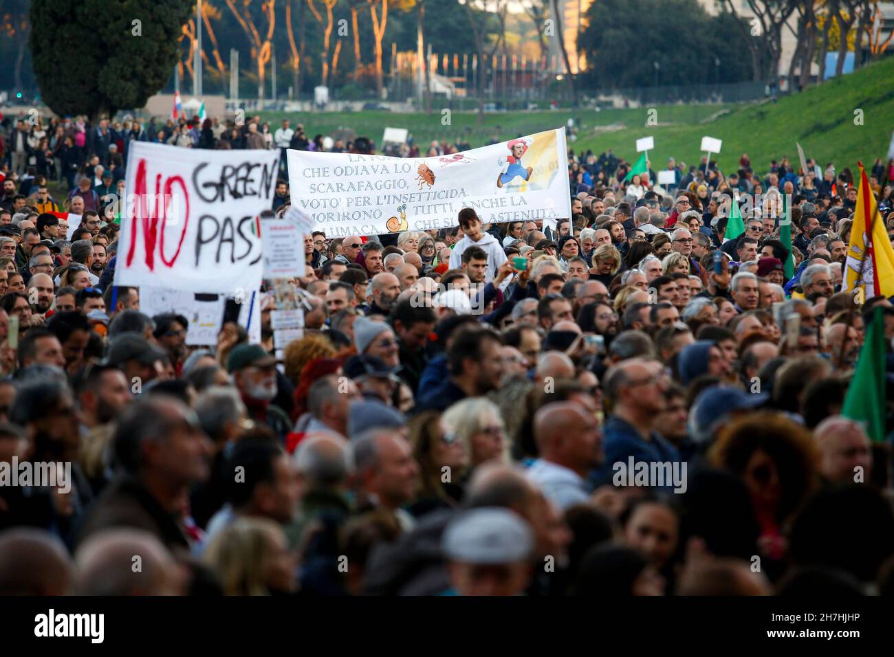 Italie, Rome, 20 novembre 2021 : Cirque Maximus, (Circo Massimo) manifestation contre l'obligation du passe Vert pour Covid, pas de masque, pas de vax Banque D'Images
