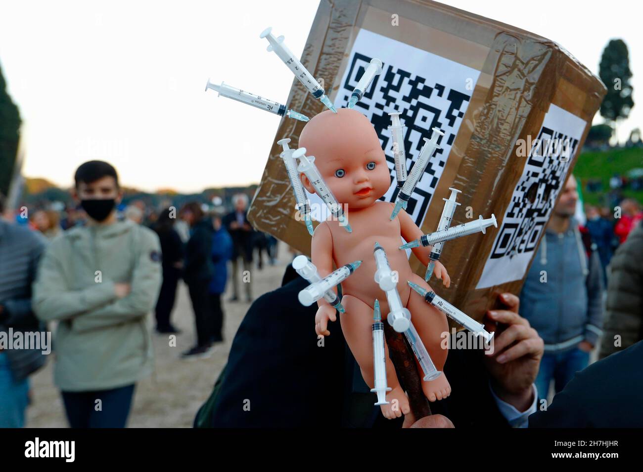 Italie, Rome, 20 novembre 2021 : Cirque Maximus, (Circo Massimo) manifestation contre l'obligation du passe Vert pour Covid, pas de masque, pas de vax Banque D'Images