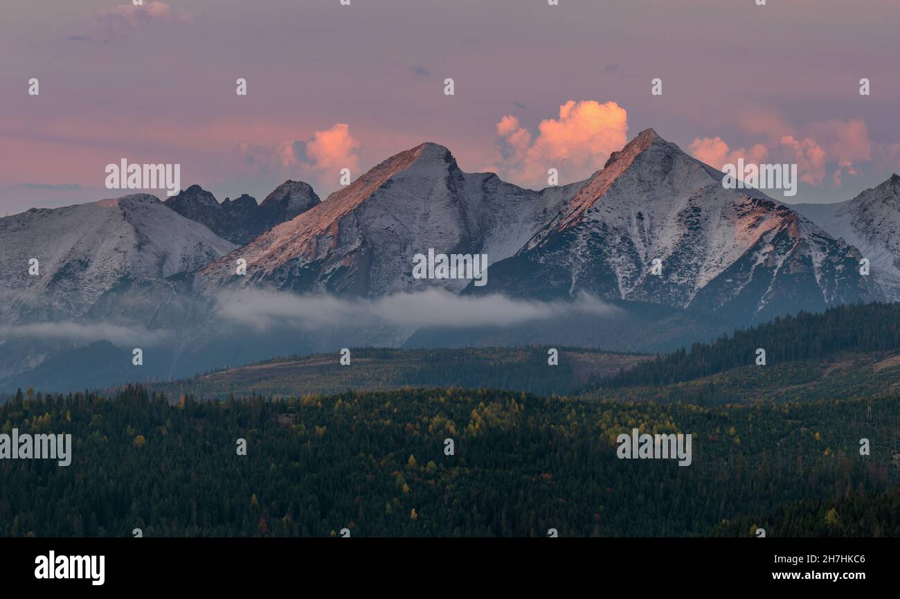 Vue sur les sommets enneigés des montagnes dans une matinée magnifique et spectaculaire.Tatra Mountain, Slovaquie Banque D'Images