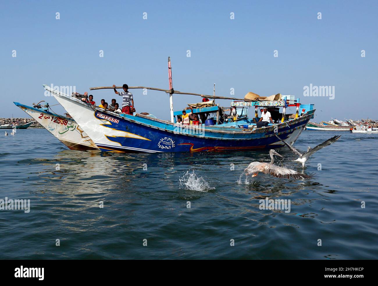 (211123) -- HODEIDAH, 23 novembre 2021 (Xinhua) -- On voit des bateaux de pêche dans un port de pêche à Hodeidah, Yémen, 20 novembre 2021.Des années de guerre ont porté un coup sérieux à l'industrie de la pêche d'Hodeidah, un port stratégique dans le nord du Yémen, limitant les activités de pêche locales à seulement des kilomètres de la côte.(Photo de Mohammed Mohammed/Xinhua) Banque D'Images