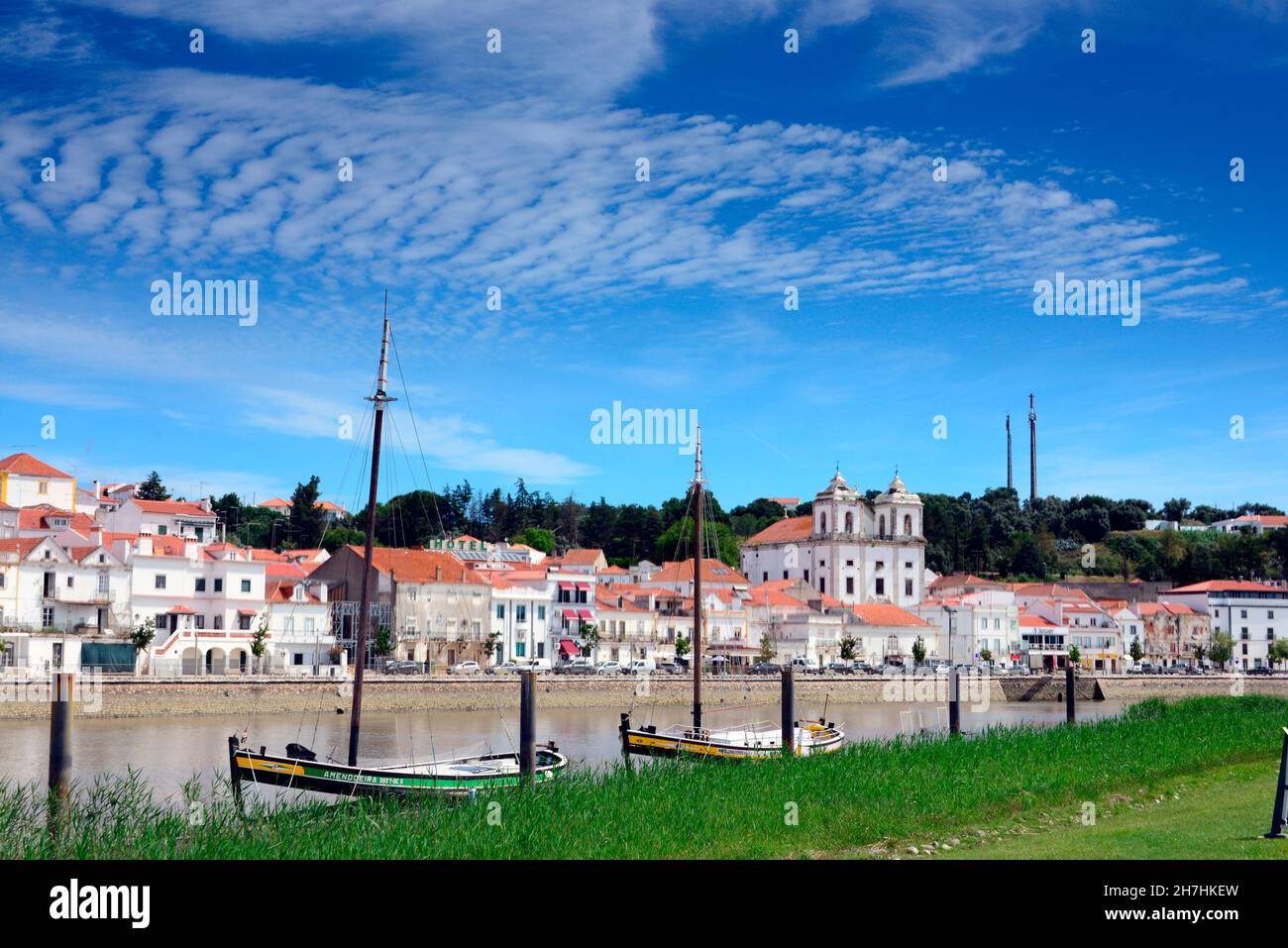 Sur le Rio Sado avec Castelo, Alcácer do Sal, Costa Dourada, Alentejo, Portugal Banque D'Images