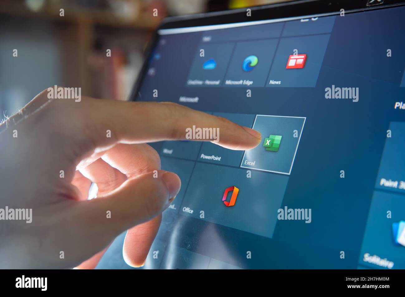 Bangkok, Thaïlande - 20 novembre 2021 : utilisateur d'ordinateur touchant l'icône Microsoft Excel pour ouvrir le logiciel. Banque D'Images