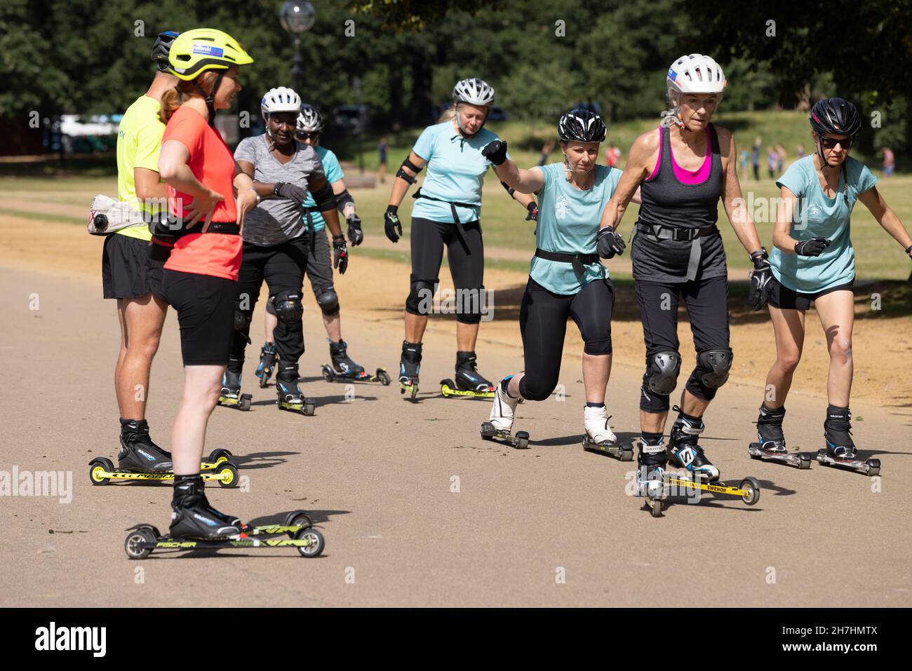 Groupe de personnes qui apprennent à faire du roller-ski à Hyde Park, Londres, Angleterre, Royaume-Uni Banque D'Images